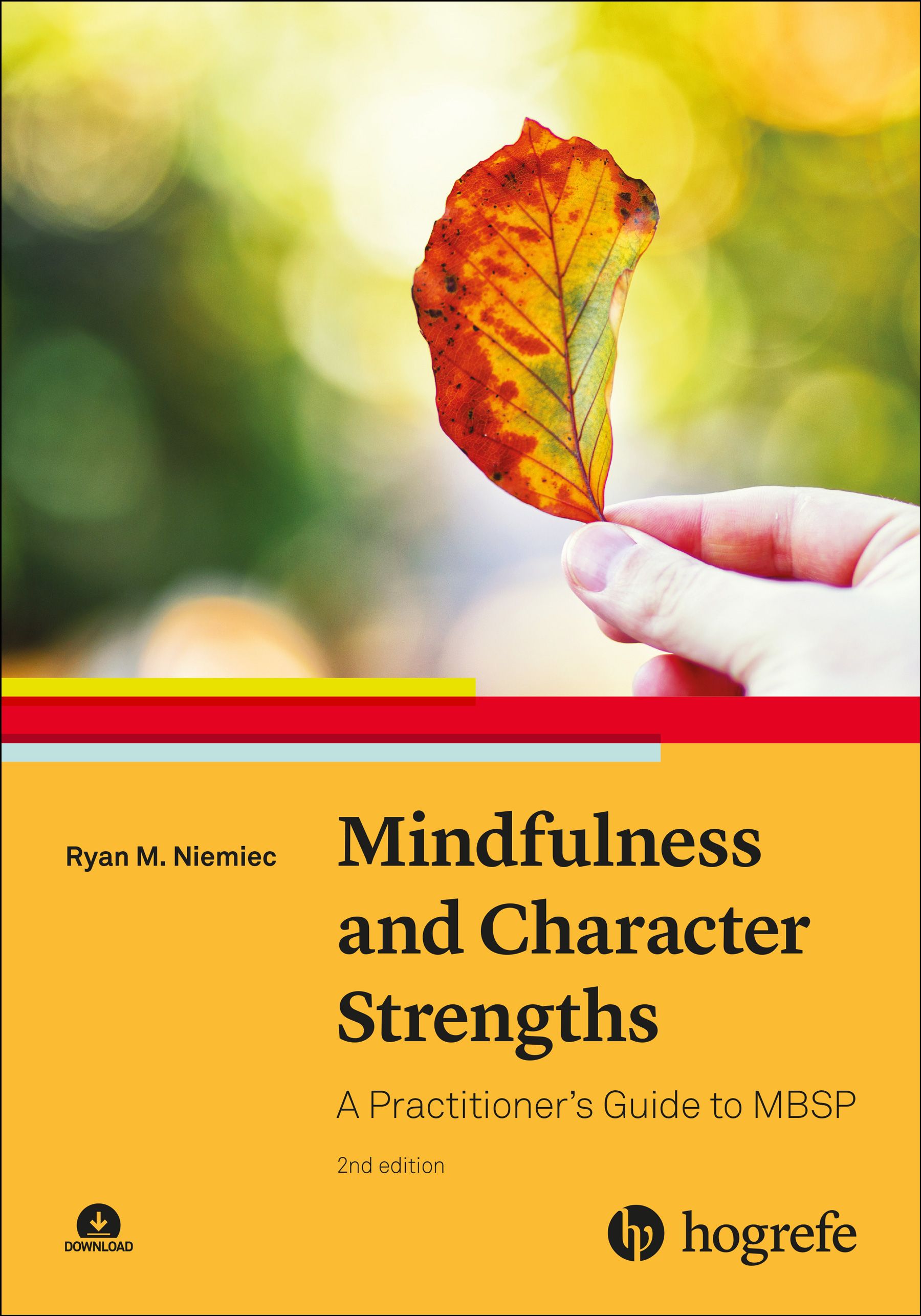Eine Hand hält ein leicht verwelktes Blatt in die Sonne und begutachtet es. Darunter auf gelben Untergrund "Mindfulness and Character Strengths"