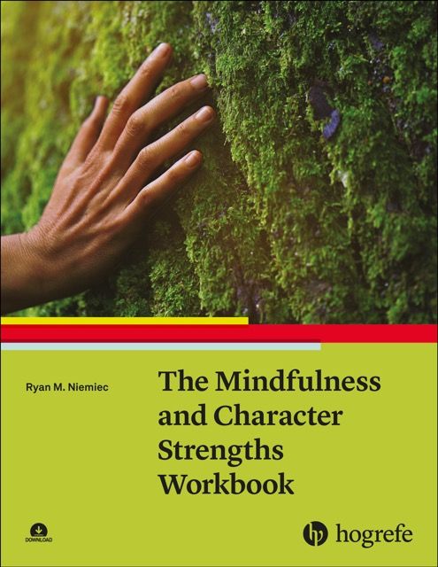 Eine Hand greift auf einen Baum voller Moos und fühlt. Darunter auf hellgrünen Untergrund "The Mindfulness and Character Strengths Workbook"